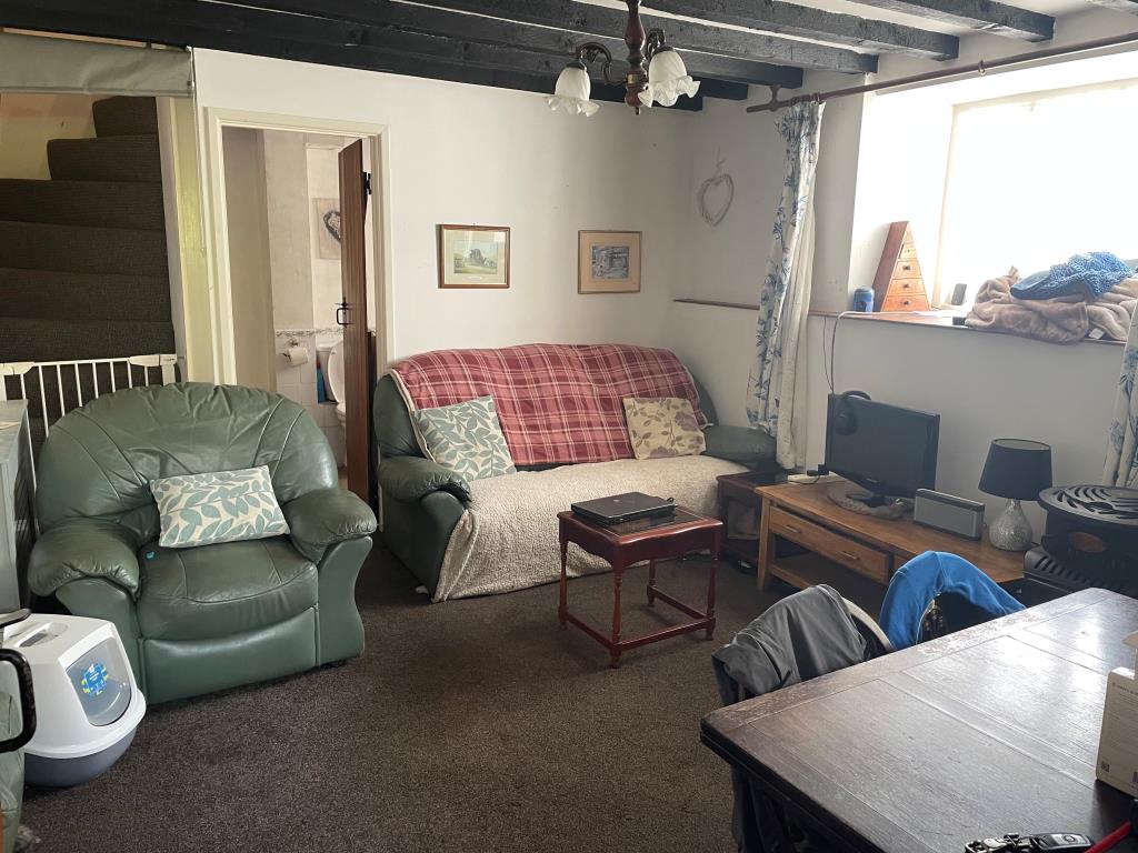 Lot: 33 - FREEHOLD COTTAGE IN GOOD LOCATION - Living room